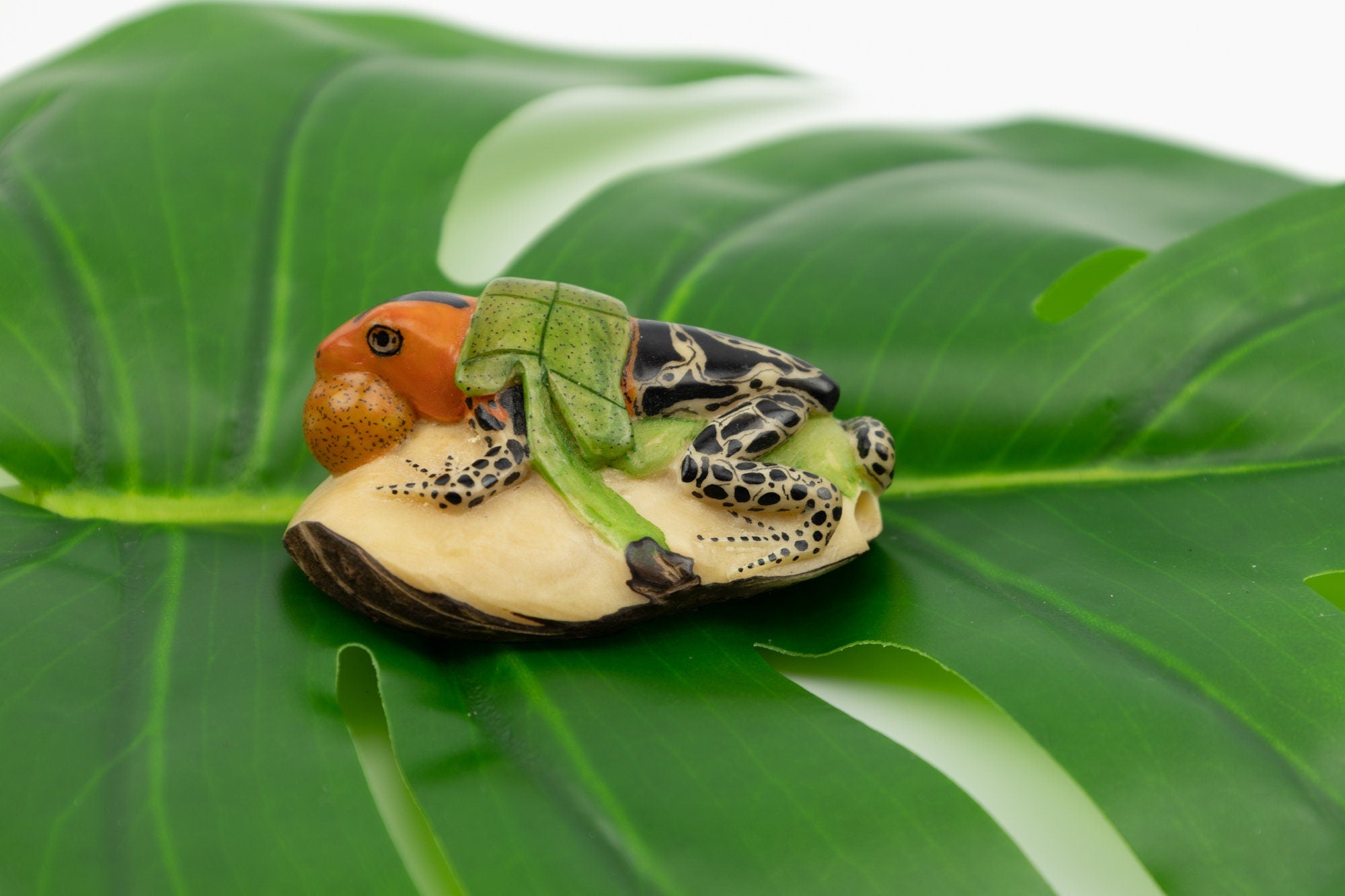 Hand Carved Blow throat Poison Dart Frog Tagua Nut Made By Wounaan And Emberá Panama Indians. Animal Statue, Carving Miniature, Figurine