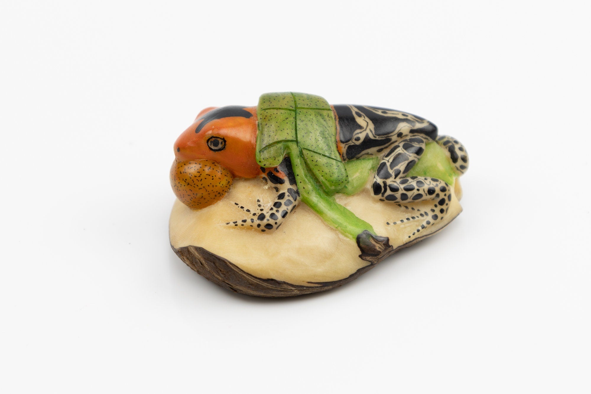 Hand Carved Blow throat Poison Dart Frog Tagua Nut Made By Wounaan And Emberá Panama Indians. Animal Statue, Carving Miniature, Figurine