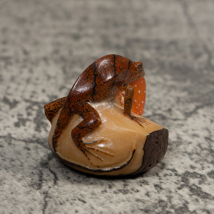 Gecko Lizard With Chin Flap Tagua Carving