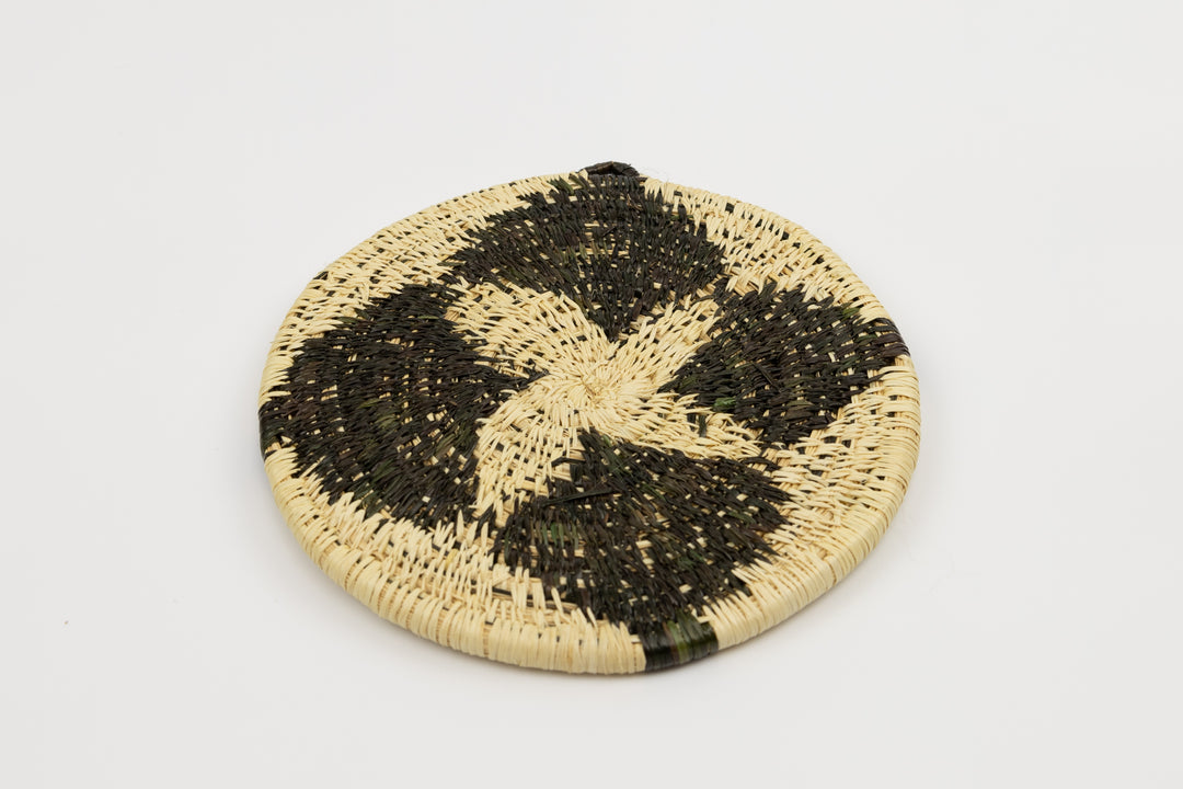 Hand woven plate basket from Panama. black colors. Wall decoration. Indigenous artists Panama.