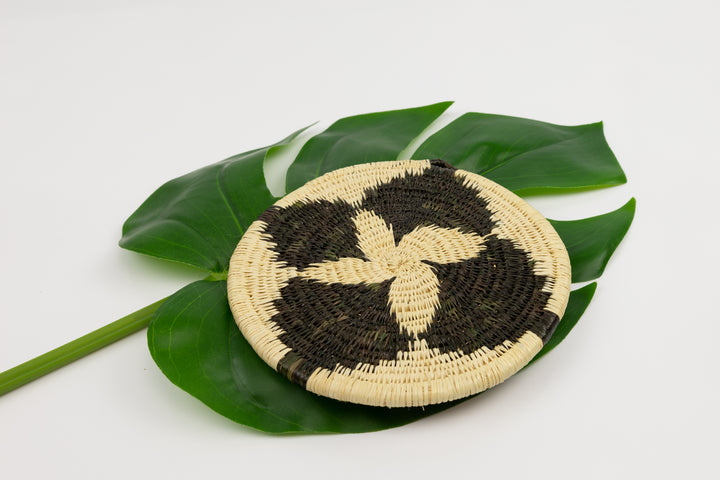 Hand woven plate basket from Panama. black colors. Wall decoration. Indigenous artists Panama.