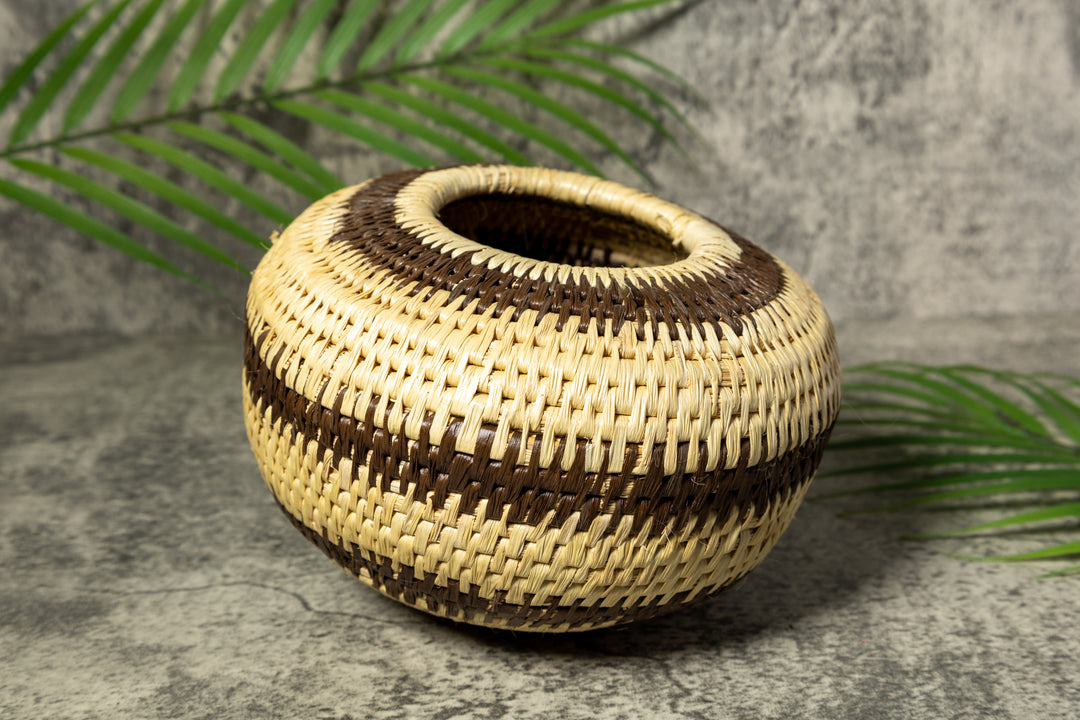 Round Black and White Traditional Vintage Basket
