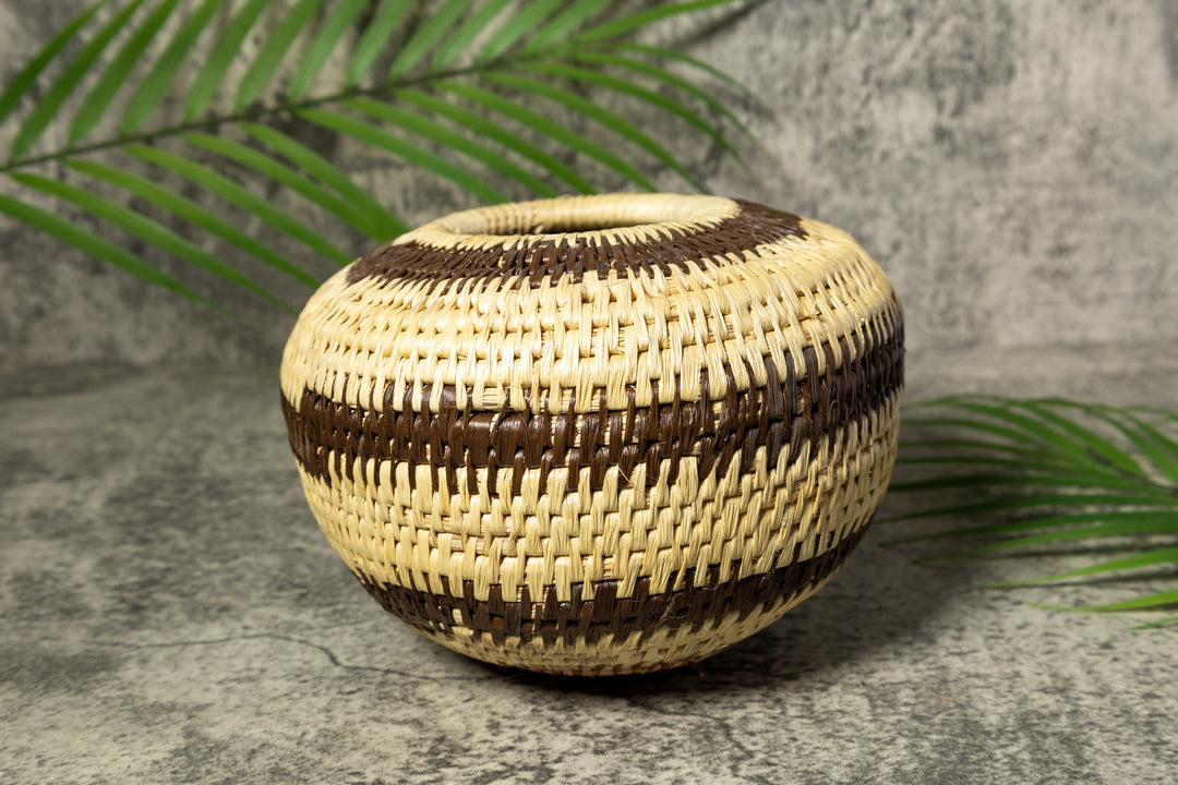 Round Black and White Traditional Vintage Basket
