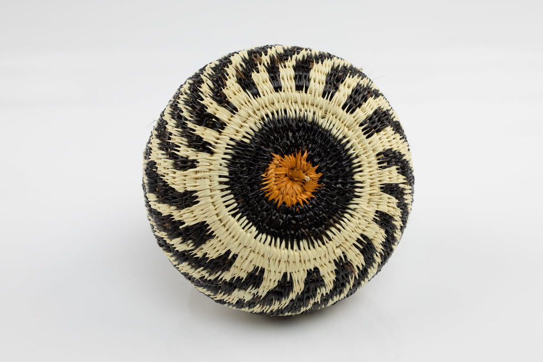 Hand Woven Black and White Basket Made By Wounaan And Emberá Panama Indians. Bowl Basket, Woven Basket, Basket Decor, Woven Storage