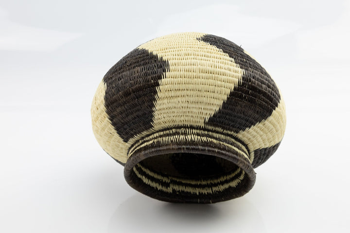 Hand Woven Black and White Basket Made By Wounaan And Emberá Panama Indians. Bowl Basket, Woven Basket, Basket Decor, Woven Storage