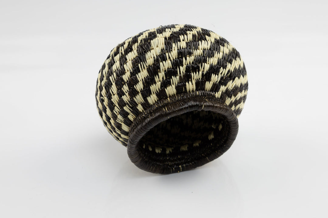 Hand Woven Black and White Basket Made By Wounaan And Emberá Panama Indians. Bowl Basket, Woven Basket, Basket Decor, Woven Storage