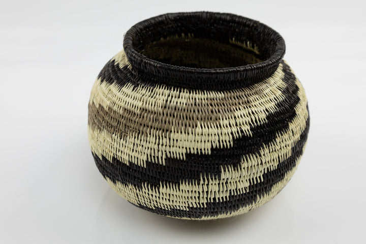 Hand Woven Swirl Design Basket Made By Wounaan And Emberá Panama Indians. Bowl Basket, Woven Basket, Basket Decor, Woven Storage