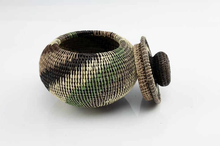 Hand Woven Swirl Design basket with Top Made By Wounaan And Emberá Panama Indians. Bowl Basket, Woven Basket, Basket Decor, Woven Storage