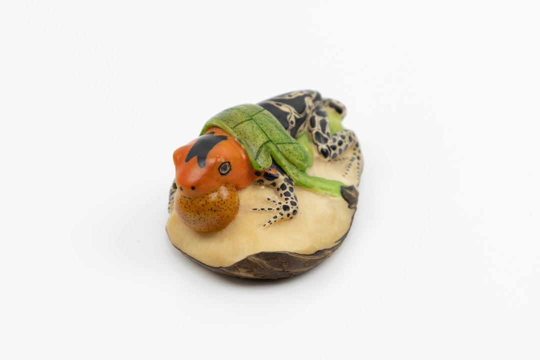 Hand Carved Blow throat Poison Dart Frog Tagua Nut Made By Wounaan And Emberá Panama Indians. Animal Statue, Carving Miniature, Figurine