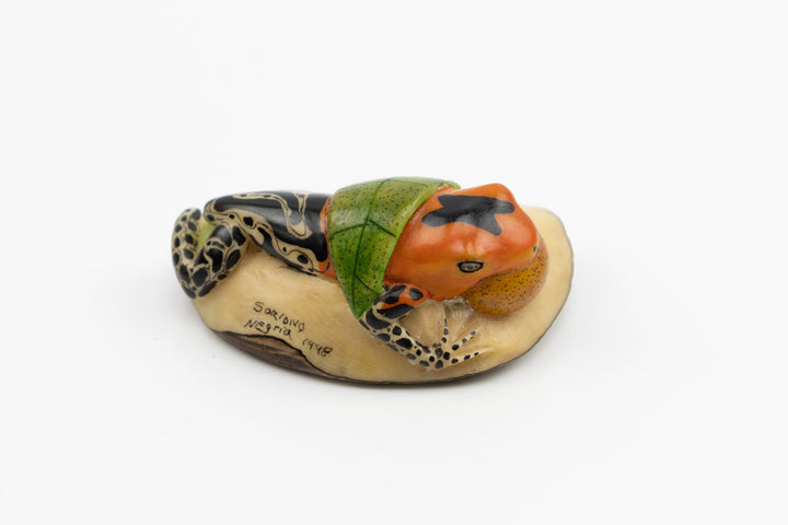 Hand Carved Blow throat Poison Dart Frog Tagua Nut Made By Wounaan And Emberá Panama Indians. Animal Statue, Carving Miniature, Figurine