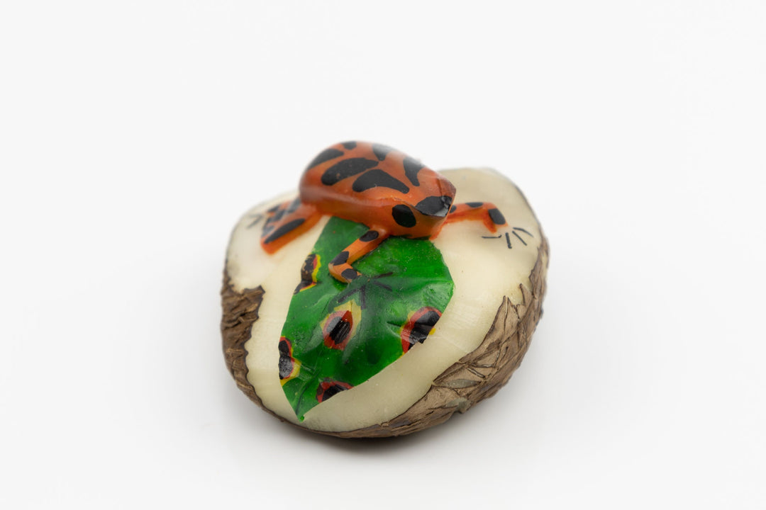 Hand Carved Poison Dart Frog Tagua Nut Made By Wounaan And Emberá Panama Indians. Animal Statue, Carving Miniature, Figurine, Decoration