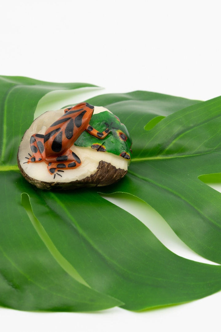 Hand Carved Poison Dart Frog Tagua Nut Made By Wounaan And Emberá Panama Indians. Animal Statue, Carving Miniature, Figurine, Decoration